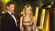 Craig Mattingly (Wil Traval) und Parker (Beth Riesgraf)  +++ Die Verwendung des sendungsbezogenen Materials ist nur mit dem Hinweis und Verlinkung auf RTL+ gestattet. +++