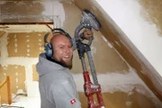 Allrounder Matti (Foto) schleift die Wände ab