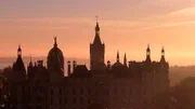 Das Schweriner Schloss im Morgenlicht.