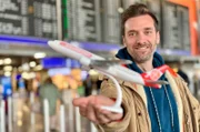 Last Minute oder doch früh buchen? Daniel Aßmann checkt bei „Ausgerechnet – Fliegen“ einige Tipps und Tricks und erfährt auf Deutschlands größtem Flughafen was sein Kurztrip von Frankfurt nach Wien eigentlich kostet.