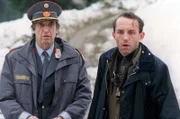 Im Bild (v.li.): Michael Fuchs (Herbert Fux), Stockinger Ernst (Karl Markovics).
