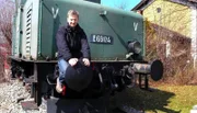Michael Kessler hat weder einen Auftrag, noch ein Ziel, denn er ist auf der Flucht. Nachdem er aus Versehen den gesamten Sendebetrieb des rbb lahmlegt, steigt er in den nächstbesten Zug.