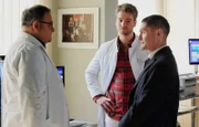Dr. Kaminski fragt bei Hans-Peter Brenner nach, ob er bei seiner Patientin weitergekommen ist. Brenners Diagnose ist noch vage, aber es könnte zum Beispiel Kupfermangel sein.