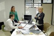 Jonas redet Anna zu, die Herausforderung der neuen Kampagne anzunehmen... v.l.n.r.: Jonas (Roy Peter Link), Katja (Karolina Lodyga), Anna (Jeanette Biedermann)