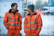Müllmann Klaschka (Timo Jacobs, li.) lädt Ekki (Oliver Korittke) nach Feierabend auf einen Absacker ein.