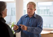 Thomas Stickler (Harald Krassnitzer, r.) wirft Andreas Koblenz (Max Herbrechter, l.) vor, dass er seine Ideen gestohlen und die Seiten gewechselt hat.