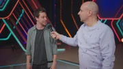 Checker Tobi schaut sich hinter den Kulissen der Fernsehsendung "Die Beste Klasse Deutschlands" um und checkt, was ein Warm Upper macht.