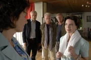 Der Ehemann Andreas Lutz (Robert Atzorn, Mitte) übermittelt zusammen mit Kriminalhauptkommissar Batic (Miroslav Nemec, hinten rechts) und Kriminalhauptkommissar Leitmayr (Udo Wachtveit, links) die Nachricht vom Tod ihrer Tochter Konstanze an Rita Schiller (Gudrun Landgrebe, rechts). Dorothea (Victoria Trauttmannsdorff), die Schwester der Toten, ist fassungslos.