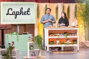 May Htat Oo (r.) und Min Zaw Oo präsentieren mit Laphet essbare fermentierte Teeblätter. Sie erhoffen sich ein Investment von 120.000 Euro für 15 Prozent der Firmenanteile.