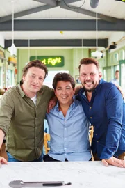 "Jamie & Jimmy's Food Fight Club", "Jakobsmuscheln an Bohnen mit Michael McIntyre." Der beliebte britische Comedian Michael McIntyre ist diesmal bei Jamie und Jimmy eingeladen. Zuerst präsentiert Jamie das Rezept für seinen ultimativen Hackbraten im Räucherspeck-Mantel mit Kartoffelpüree. Dann versucht sich Michael als Hilfskoch bei der Zubereitung von einem besonderen Gericht mit Jakobsmuscheln, das er mit seiner Frau Kitty zum ersten Date gegessen hat. Zudem stellt sich Jimmy der Herausforderung, selbst eine Hummer-Falle zu bauen.Im Bild (v.li.): Jamie Oliver, Michael McIntyre, Jimmy Doherty.