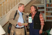 Bernd (Volker Herold, r.) ist überrascht, dass Friedrich (Wilhelm Manske, l.) vorzeitig und allein aus dem Urlaub zurückgekommen ist.