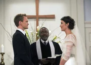 Letztendlich finden Robin (Cobie Smulders, r.) und Barney (Neil Patrick Harris, l.) doch noch den Weg zum Traualtar und geben sich vor ihren Freunden, Familien und dem Priester (Ben Vereen, M.) das 'Ja-Wort'...