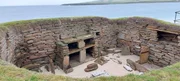 Das Steinzeitdorf "Skara Brae" auf den Orkey-Inseln beeindruckt mit seiner Inneneinrichtung. Bett, Kommode und Vorratskammer zeigen, wie komfortabel die Menschen schon damals leben. Das Steinzeitdorf "Skara Brae" auf den Orkey-Inseln beeindruckt mit seiner Inneneinrichtung. Bett, Kommode und Vorratskammer zeigen, wie komfortabel die Menschen schon damals leben.