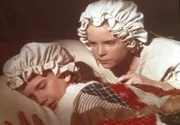 Vergeblich versucht Mary (Melissa Sue Anderson, r.), ihre Schwester Laura (Melissa Gilbert, l.) zu wecken.