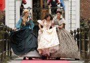 Aschenputtel (Aylin Tezel, M) wird von Annabella (Pheline Roggan,l) und Barbara (Barbara Auer) aus dem Schloß befördert