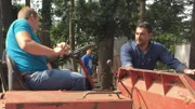 Die Trödelexperten Sükrü Pehlivan (re.) und Otto Schulte machen die Landmaschinen für den Verkauf startklar.