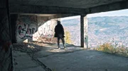 In Bosnien ist der Krieg seit fast 30 Jahren Geschichte, doch der Hass ist so lebendig wie nie. Tobi Krell trifft in Sarajevo Kriegsveteran Adnan, der sich nun als Friedensaktivist engagiert. Er zeigt Tobi einen der Kriegsschauplätze