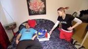 Tauschmutter Cindy (23) versucht den Macho Marko (45) zum Putzen zu überreden...