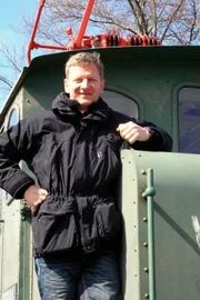 rbb Fernsehen KESSLERS EXPEDITION, "Unterwegs auf der Schiene, Teil 1", am Freitag um 20:15 Uhr. Und dieses Mal ist alles anders! Michael Kessler hat weder einen Auftrag, noch ein Ziel, denn er ist auf der Flucht. Nachdem er aus Versehen den gesamten Sendebetrieb des rbb lahmlegt, steigt er in den nächstbesten Zug – und dann wieder in den nächsten. So irrt der Schauspieler und Comedian kreuz und quer durchs Land und versucht, seine Spur zu verwischen.