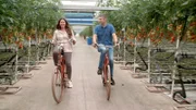 Im größten Gewächshaus Europas geht ohne Fahrrad gar nichts.