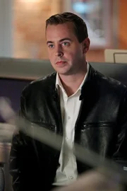 McGee (Sean Murray) stellt der Tod eines Marineoffiziers vor ein Rätsel. Ob die Saft-Diät, die er gemeinsam mit DiNozzo macht, seine grauen Zellen in Schwung bringt?