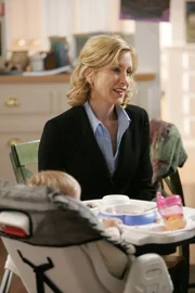 Während Susan entdeckt, dass ihr Ex-Mann bei Edie übernachtet hat, ist Lynette (Felicity Huffman) mit Toms Hausarbeit ganz und gar nicht zu frieden ...