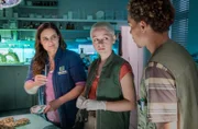 Dr. Susanne Mertens (Elisabeth Lanz, l.) und Sina (Antonia Breidenbach, M.) möchten Nick (Noel Okwanga, r.) helfen, seine Ängste zu überwinden.