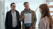 Thea (Viktoria Schreiber, r.) ist geschockt, Finn (Sven Martinek, M.) und Lars (Ingo Naujoks, l.) kommen mit einem Durchsuchungsbeschluss.