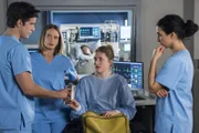 ARD IN ALLER FREUNDSCHAFT - DIE JUNGEN ÄRZTE FOLGE 149, "Keine Kompromisse", am Donnerstag um 18:50 Uhr im ERSTEN. Frederike (Lola Klamroth, 2.v.r.) gesteht den Ärzten Ben Ahlbeck (Philipp Danne, l.), Dr. Franziska Ruhland (Gunda Ebert, 2.v.l.) und Dr. Leyla Sherbaz (Sanam Afrashteh, r.), dass sie eventuell Schuld an dem Zustand ihrer Schwester (Muriel Bielenberg, h.) ist.
