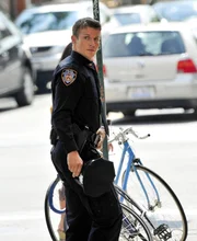 Erst wenige Tage im Polizeidienst muss Jamie Reagan (Will Estes) erkennen, dass er noch viel lernen muss, um ein erfolgreicher Cop werden zu können ...