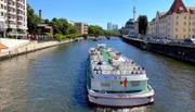 In Berlin und Brandenburg gibt es etliche kleinere und größere Reedereien, die sich darum kümmern, Erholungsbedürftige auf dem Wasser für ein paar Stunden herumzuschippern. 30 solcher ganz unterschiedlichen Fahrgastschiffsrouten werden in der Sendung vorgestellt.