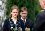 Patrick (Tom Schilling) und Tamara (Lisa Hagmeister) am Grab ihres Kindes.