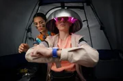 Prisha (Holly Simon, li.) schleicht sich in Ivankas Zelt, um ihre Hightech-Uhr zu stibitzen. Dort vermutet sie den Trainingsplan der Volkovs.
