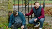 Andreas Bergson (Christian Erdmann, r.) findet den außer Gefecht gesetzten Carlos (José Barros, l.)