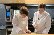 Die Köchinnen Maria Ntioudi und Melina Chomata bereiten eine anspruchsvolle Version des Kleftiko zu.