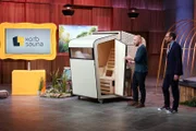 Torsten (r.) und Thomas Sauer präsentieren mit korbsauna Starndkorb und Sauna in Einem. Sie erhoffen sich ein Investment von 300.000 Euro für 20 Prozent der Firmenanteile.