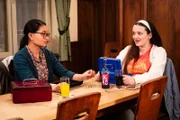 Lien (Nui Nguyen, links) und Maja (Godiva Adela, rechts) machen nach ihrem Eistee-Verkauf Kassensturz im Brunnerwirt.