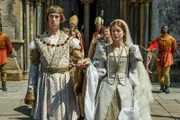 Prinz Arthur (Angus Imrie, l:); Katharina von Aragon (Charlotte Hope, r.)