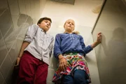 Ramin (Jann Piet) und Stella (Zoë Malia Moon) müssen sich auf der Damentoilette des Krankenhauses verstecken...