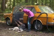Beim Joggen im Wald findet Emily Gans (Mira Bartuschek, r.) einen Wagen, der verdächtig raucht. Als sie die Tür öffnet, fällt ihr Siegrid Reiter (Helga Bellinghhausen, l.), mausetot. Selbstmord durch Autoabgase?