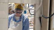 Resi Moritz muss sich in der Pension als Kuchenbäckerin etwas dazuverdienen.