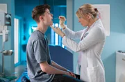 Cosmo Wolff (Max Bär) hat Mukoviszidose und da es ihm gerade nicht besonders gut geht, untersucht Dr. Ina Schulte (Isabell Gerschke) ihn. Der Verdacht auf einer leichten Pneumonie bestätigt und Cosmo muss über Nacht in der Sachsenklinik bleiben.