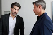 ACHTUNG SPERRFRIST! Die Veröffentlichung dieses Motives ist für alle ONLINE-MEDIEN (außer Programm-Presse) erst ab dem 11.05.2025 frei. Ferhat (Harun Yildirim, l.) ermahnt Benedikt (Jens Hajek), Ute nicht wie eine Trophaee zu behandeln.