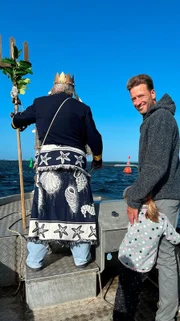 Zur Eröffnung seines alljährlichen Fisch- und Wollmarkts lässt der Inselbauer immer den Meeresgott Neptun die Kutter- und Treckerparaden anführen.