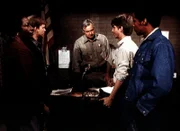Verdie (Lynn Hamilton, l.) und Jason (Jon Walmsley, 2.v.l.) holen Jim Bob (David W. Harper, 2.v.r.) und Jody (Charles R. Penland) aus dem Gefängnis ab. Die beiden waren wegen groben Unfugs von Sheriff Walt (John Carter) festgenommen worden.