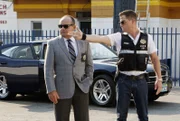 Nick demonstriert Capt. Brass, wie sich die Schießerei abgespielt haben könnte, bei der ein farbiger Officer durch die Kugel eines Cops getötet wurde.