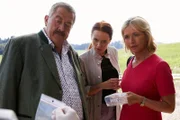 Die Kommissare Hofer (Joseph Hannesschläger, l.) und Danner (Katharina Abt, r.) begutachten mit Pathologin Mai (Sina Wilke, M.) ein Projektil, das in der Nähe der Leiche in einem Baumstamm gefunden wurde.