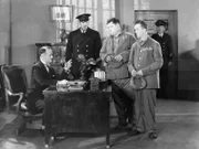 Nachdem ihr Geschäft mit der Schnapsbrennerei aufgeflogen ist, müssen Ollie (Oliver Hardy, 2.v.r.) und Stan (Stan Laurel, r.) ins Gefängnis ...