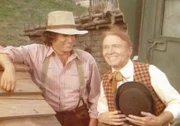 Auch Charles (Michael Landon, l.) freut sich über die Kunststücke des Mr. O' Hara (Red Buttons, r.).