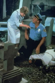 Jessica Fletcher (Angela Lansbury, l.) erklärt Allan Gebhart (James MacArthur, M.) ihre Theorie zum Tathergang.